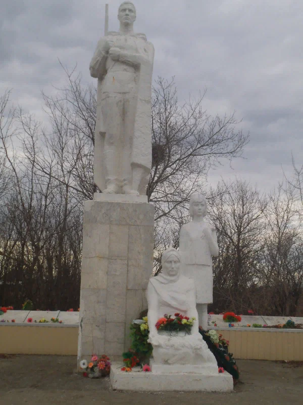 Памятник Воинам-землякам..