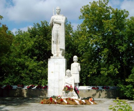 памятник Воинам- землякам.